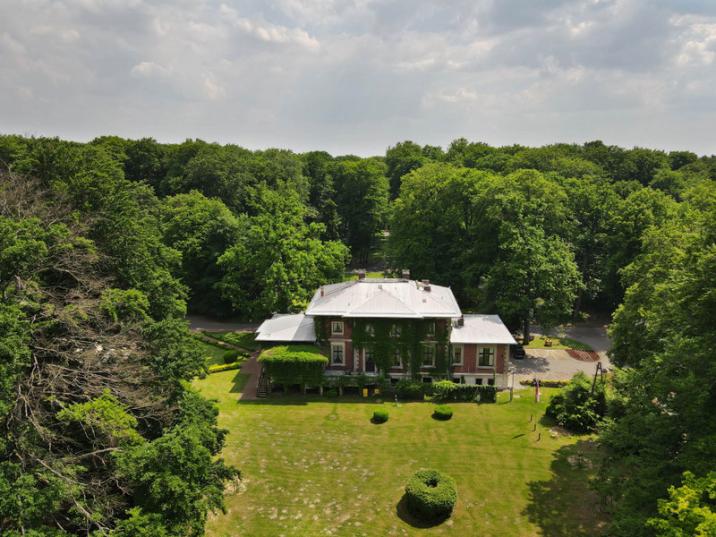 Zdjęcie&#x20;przedstawia&#x20;park&#x20;w&#x20;Porażynie&#x20;wraz&#x20;z&#x20;pałacem&#x20;z&#x20;lotu&#x20;ptaka&#x2e;&#x20;Archiwum&#x20;Nadleśnictwa&#x20;Grodzisk&#x2e;